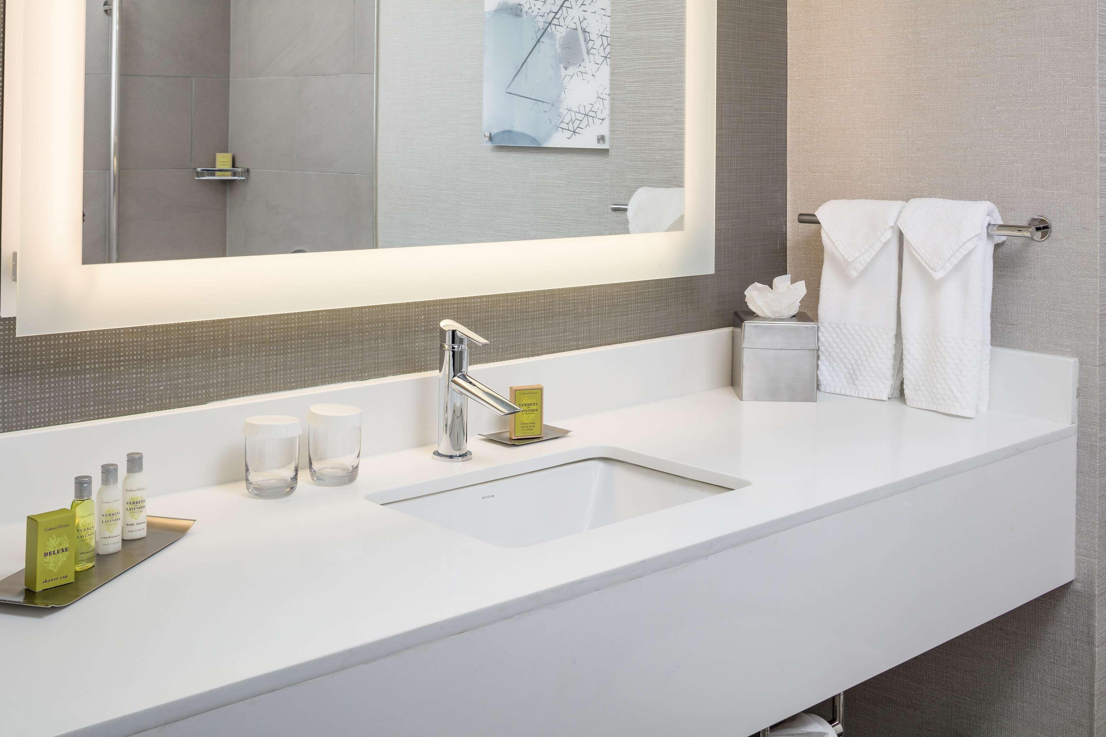 Отель Doubletree By Hilton Boston Logan Airport Челси Номер фото