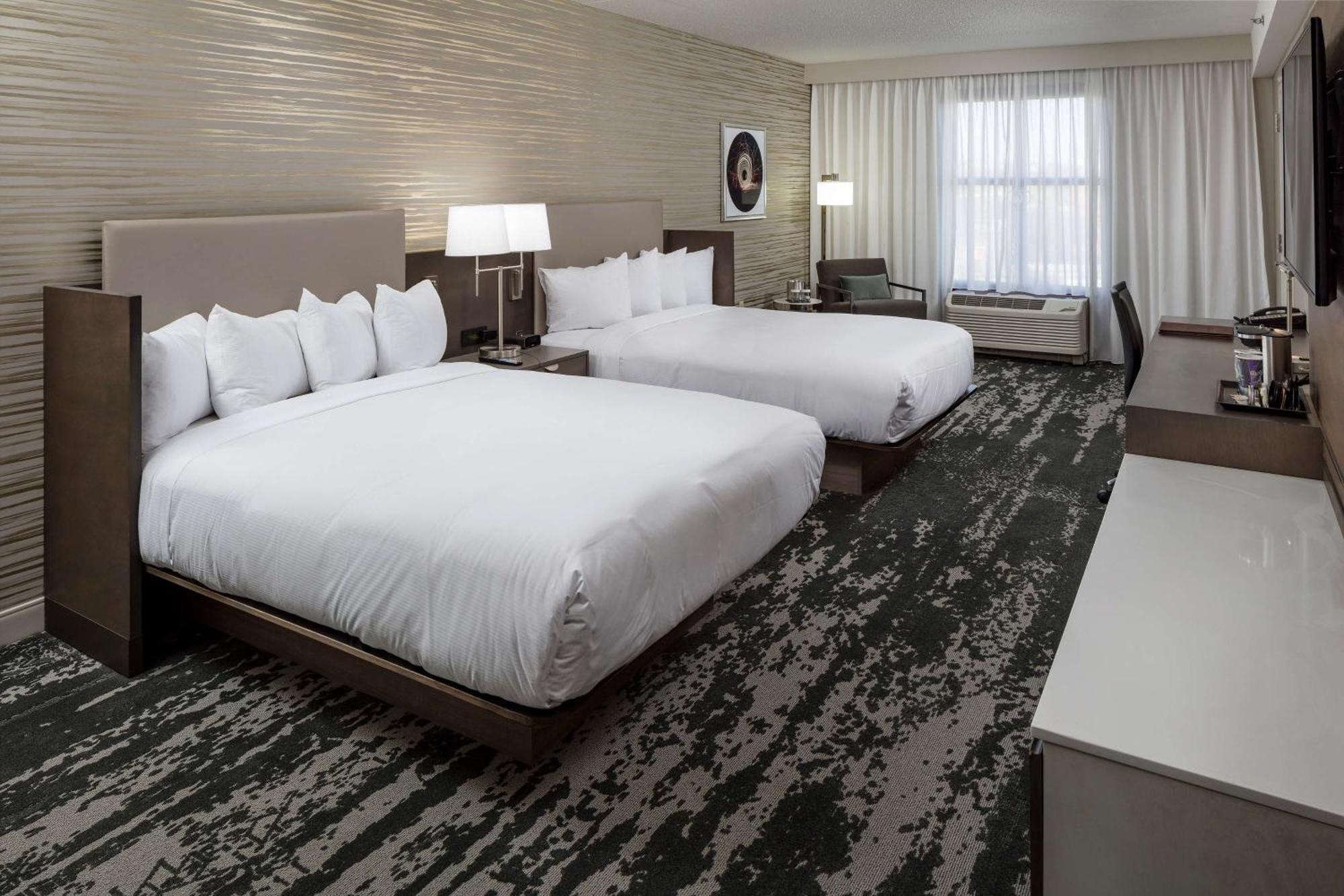 Отель Doubletree By Hilton Boston Logan Airport Челси Экстерьер фото