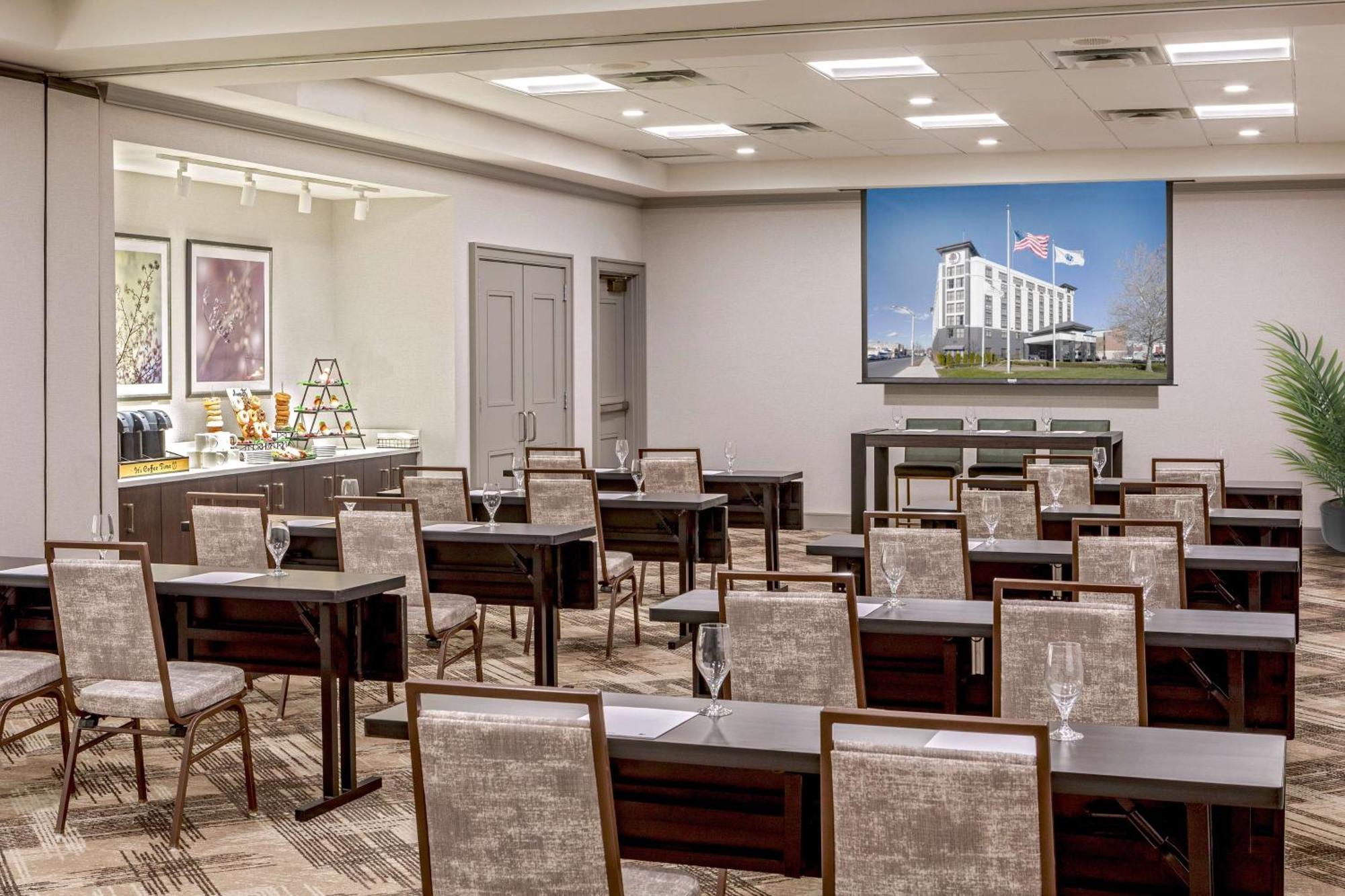 Отель Doubletree By Hilton Boston Logan Airport Челси Экстерьер фото
